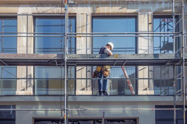 Comment choisir des vitriers à Ivry-sur-Seine pour une installation de vitrines de qualité